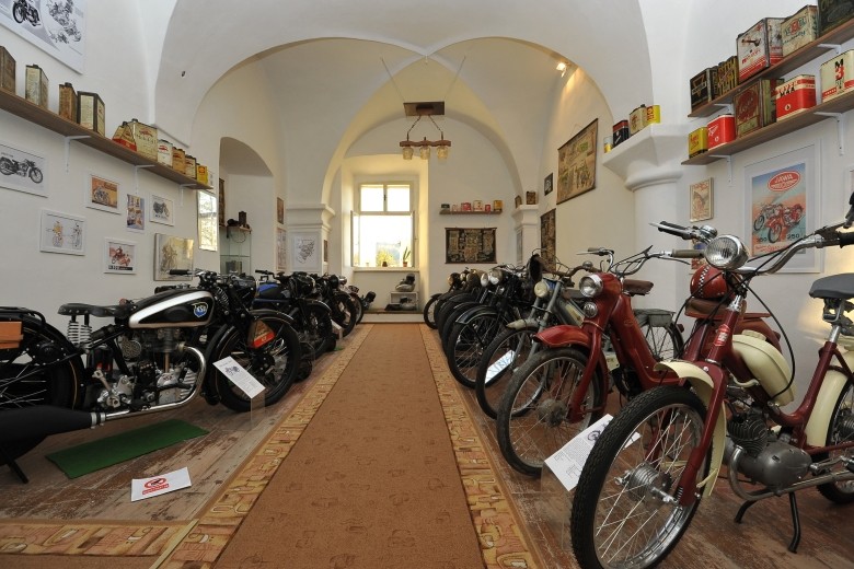 Kavárnička na zámku a muzeum motocyklů